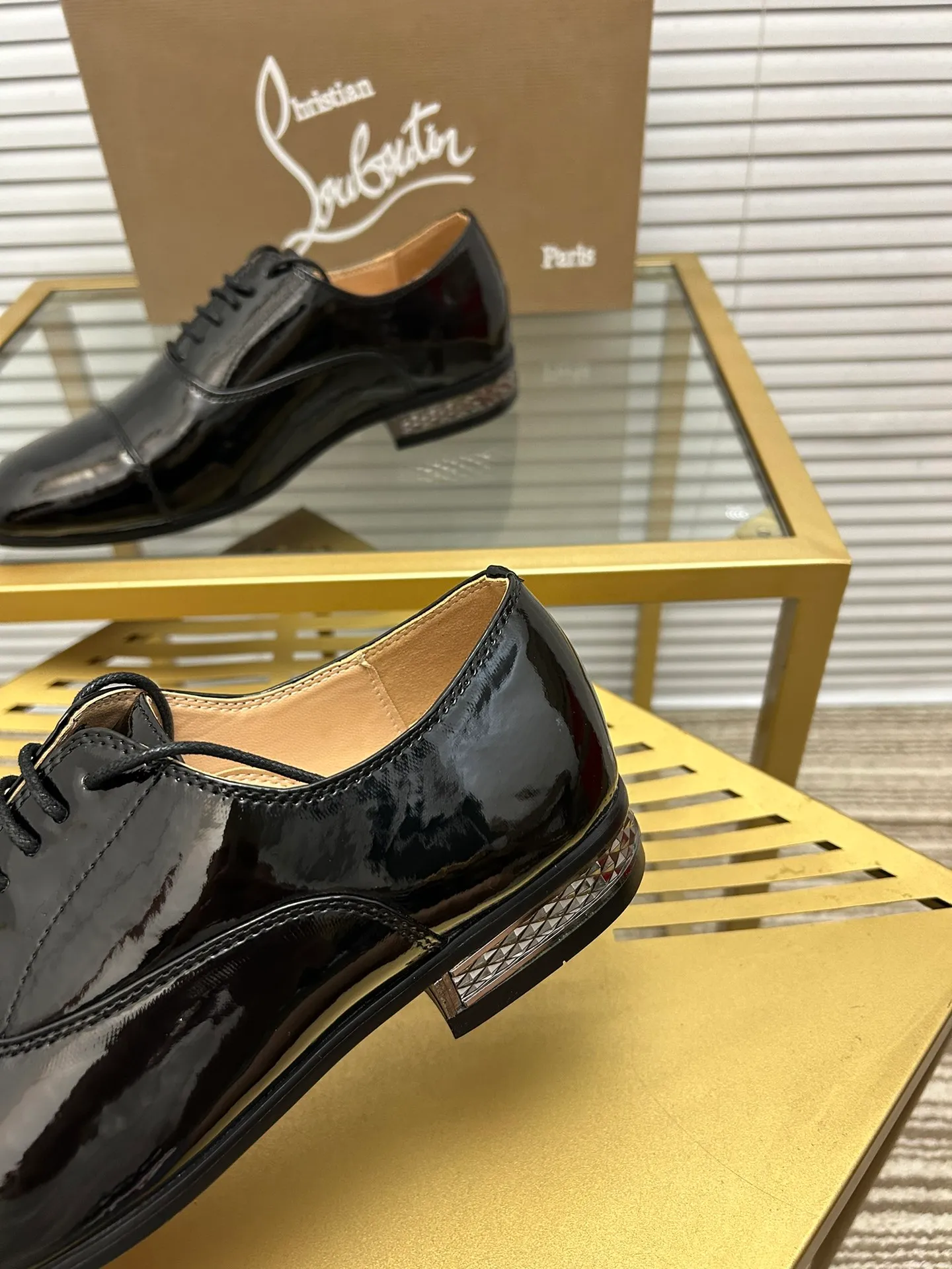 (Customized model) Ex-factory price is 560. christian louboutin (CL red sole shoes) counter series, casual leather shoes for couples 📢 📢 📢 Exclusive hot style release 🎈🎈💪 Movable latex feet 👻 Finished outsole line [Proud] 😝Female 35-40# Male 38#-46, global supply😝 [Top version]: Original imported genuine leather upper, top original leather lining, original molded TPU outsole, original 1:1 detail processing, original shoe last,